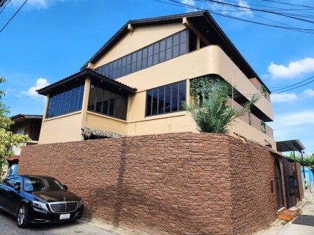 ขาย บ้าน บ้านพูลวิลล่าศรีนครินทร์ พูลวิลล่าสุดหรู3ชั้น พร้อมบาร์วิวเมือง180องศา พูลวิลล่าสไตล์รีสอร์ทใกล้อ่อนนุช ใกล้รถไฟฟ้าสายสีเหลือง