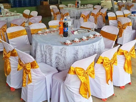 สินค้า ขาย รับผลิตผ้าคลุมเก้าอี้สกรีนชื่อ-ราคาส่ง ผ้าคลุมโต๊ะจีน-โต๊ะกลมราคาโรงงาน สำหรับโรงแรมและอีเวนต์ทุกประเภท ถูกงานวัดงานบุญงานเลี้ยง ขายผ้าคลุมเก้าอี้ราคาถูก